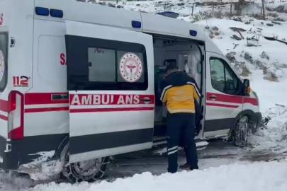 Gercüş’te kar nedeniyle kapanan yolda mahsur kalan ambulans kurtarıldı
