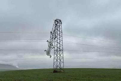 Gerilim hattındaki hırsızlıkta direkler devrildi, alternatif hatlar sayesinde ilçe elektriksiz kalmadı