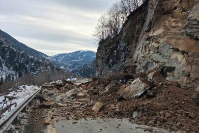Giresun-Sivas kara yolunda heyelan: Yol kontrollü olarak ulaşıma açıldı