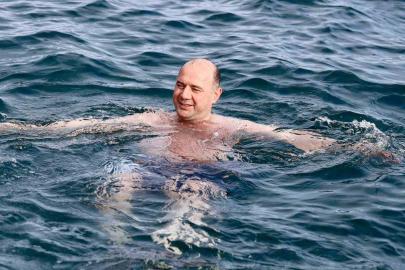 Giresun Valisi Serdengeçti’den kış ortasında deniz keyfi