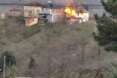 Giresun’da iki katlı ev alev alev yandı