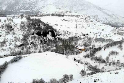 Girlevik Şelalesi’nde kar kalınlığı 20 santimetreye ulaştı