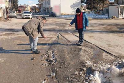 Gölbaşı ilçesinde caddelerdeki karları esnaflar temizledi