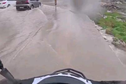 Göle dönen yollarda direksiyon başındaki motokurye yaşadıklarını kayda aldı