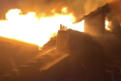 Gönen’de ev yangını: Çatı alevlere teslim oldu