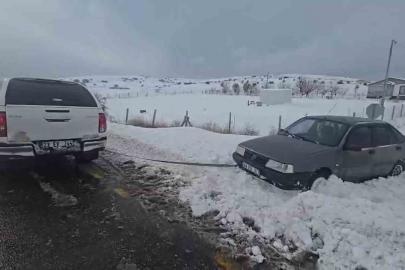 Göreve giden valilik koruma ekibi, yolda kalan vatandaşı kurtardı