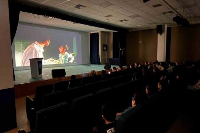 Görme görme engelliler için betimlemeli film gösterimi