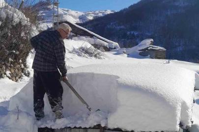 Gümüşhane’de vatandaşların zorlu kış mesaisi
