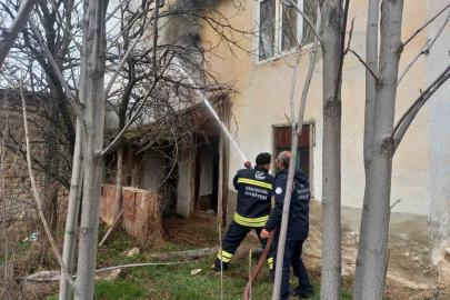 Günyüzü ilçesindeki yangında ev kullanılamaz hale geldi