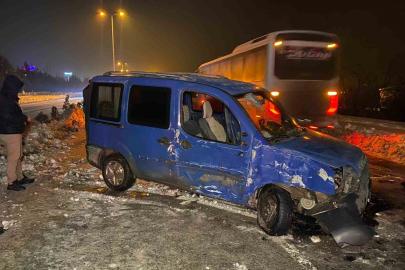 Hafif ticari araç, direğe çarpıp karşı şeride geçti: 4 yaralı