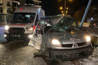 Hafif ticari araç direğe çarptı: 1’i ağır 4 yaralı