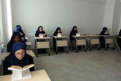 Hafızlık sınavını tamamlayan genç kızlar meşaleler, alkışlar ve Türk bayraklarıyla karşılandı