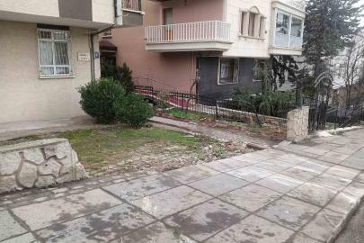 Hafriyat kamyonunun bahçedeki 4 araca çarptığı kaza kameda