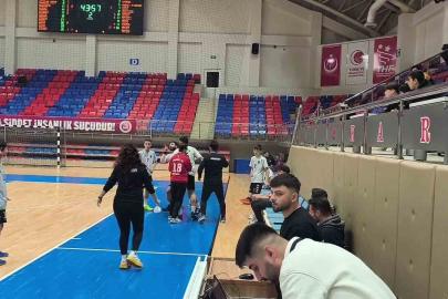 Hakeme saldırmaya çalıştı sahadan güvenlikle çıkartıldı