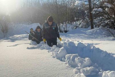 Hakkari su arıza ekibi 1,5 metre karı aşarak arızaya ulaştı