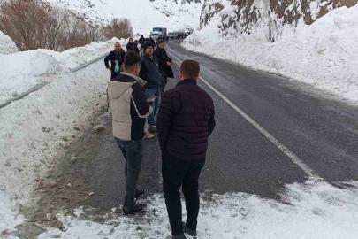 Hakkari-Van kara yoluna çığ düştü