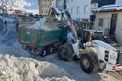 Hakkari’de 20 bin ton kar şehir dışına taşındı