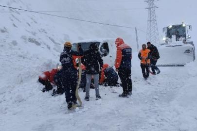 Hakkari’de çığ altında kalan araçtaki 2 kişi kurtarıldı