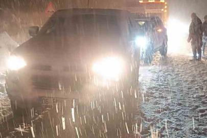 Hakkari’de çığ düştü: Çok sayıda araç yolda mahsur kaldı