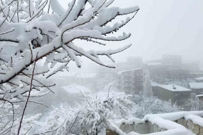 Hakkari’de kar afeti: Ekipler aralıksız çalışıyor