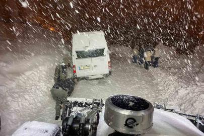 Hakkari’de kar ve tipide mahsur kalan minibüs kurtarıldı