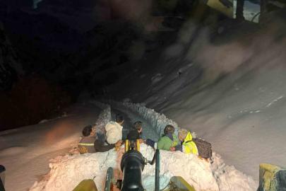 Hakkâri’de mahsur kalan işçiler kurtarıldı