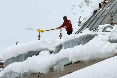 Hakkari’de tehlike saçan caminin çatısı kardan temizlendi