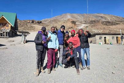 Hakkarili eğitimci Kilimanjaro’ya tırmandı
