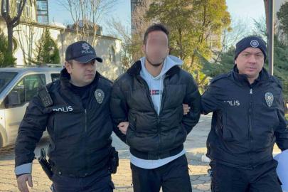 Halk otobüsünde lise öğrencisinin boynuna bıçak dayayan üniversite öğrencisi yakalandı