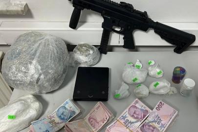 Hapis cezası ile aranan şahıs hobi bahçesinde uyuşturucu ile yakalandı