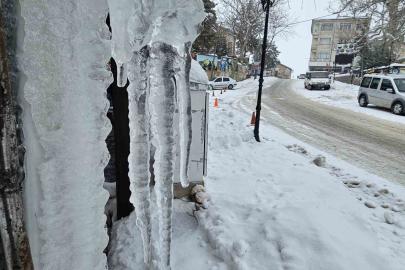 Harput’ta dondurucu soğuklar: Çatılarda metrelerce buz sarkıtları oluştu