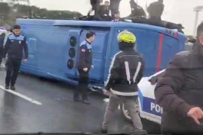 Hasdal yolu Kemerburgaz istikametinde cezaevi aracı devrildi. İhbar sonrası bölgeye çok sayıda ekip sevk edildi.