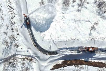 Hasköy-Mutki güvenlik yolunda çığ riskine rağmen karla mücadele sürüyor
