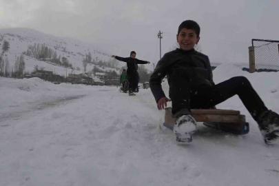 Hasköy’de çocuklar karın keyfini kayarak çıkardı