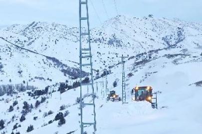 Hasta kadın köyde mahsur kaldı: 5 saatlik çalışmayla kapalı yol açıldı
