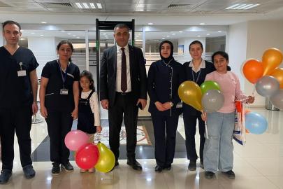 Hastanede yatan çocuklar, karne heyecanı yaşadı