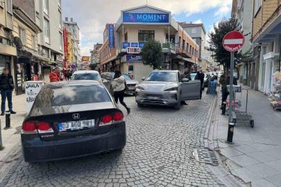 Hatalı park trafiği kilitledi