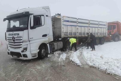 Hatay’da karla kaplı yolda sürücüler zor anlar yaşadılar