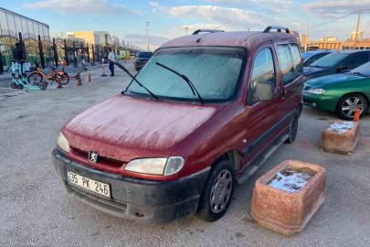 Hava sıcaklığı sıfır derecenin altına düştü, araçlar buzla kaplandı