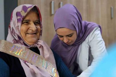 Hayatındaki ilk doğum gününü 77 yaşında kutladı