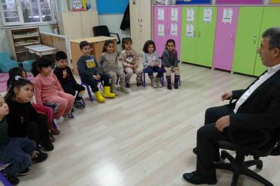 Hayatını görme engelli eşine adadı