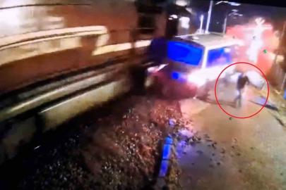 Hemzemin geçitte mahsur kalan dolmuşa tren çarptı, sürücü saniyelerle kurtuldu... Feci kaza kamerada