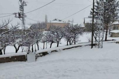 "Her şey devletten beklenmez" diyerek köy yollarını kendi imkanlarıyla temizlediler