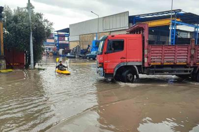 Her yağmurda göle dönen sokakta kano kullanmayı öğrendi