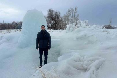 Hınıs’ta 4 metrelik buz kütlesi dikkat çekti