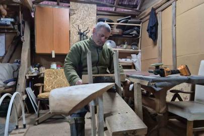 Hobi olarak yaptığı kayak takımları ilgi odağı oldu