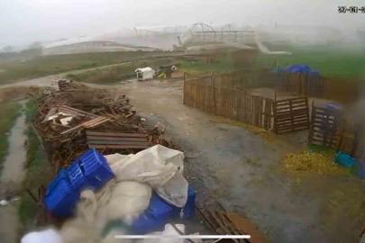 Hortum saniyeler içinde serayı yerle bir etti: O anlar kamerada