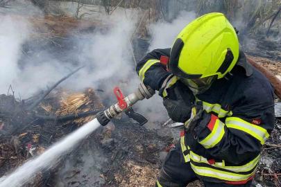 Hurdalıkta çıkan yangın gökyüzünü kara dumanla kapladı