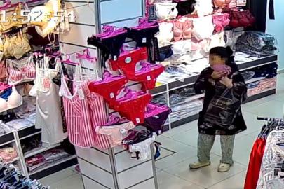 İç çamaşırı hırsızlığı kamerada: Gülerek girdiler, çalarak çıktılar