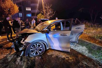 İki aracın kafa kafaya çarpıştığı feci kazada can pazarı: 3 ağır yaralı